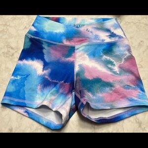 FLEO medium V-waistband shorts, EUC